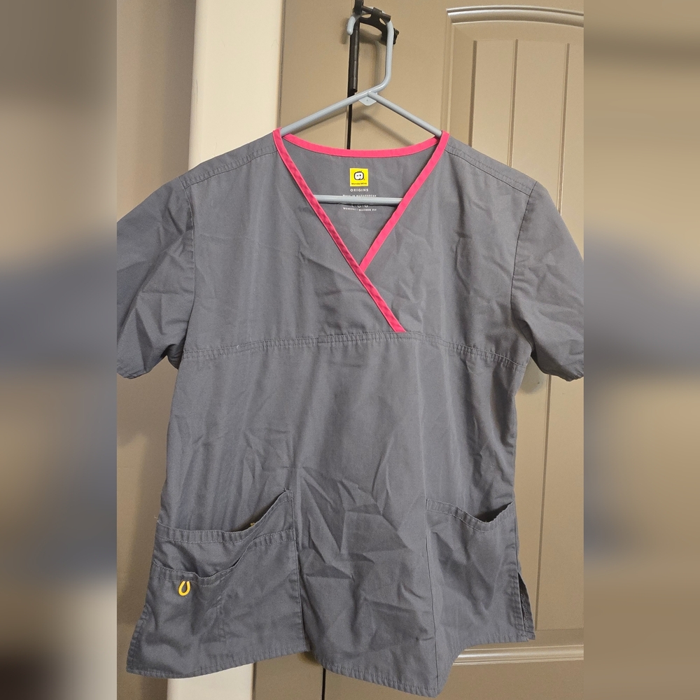 WonderWink Gray Scrub Set- Top and Bottom with Pink Trim.